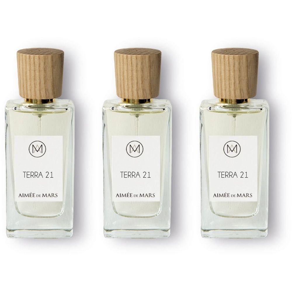 Drei rechteckige Flakons mit Holzdeckeln. Auf den Etiketten steht "TERRA 21" und "AIMÉE DE MARS".