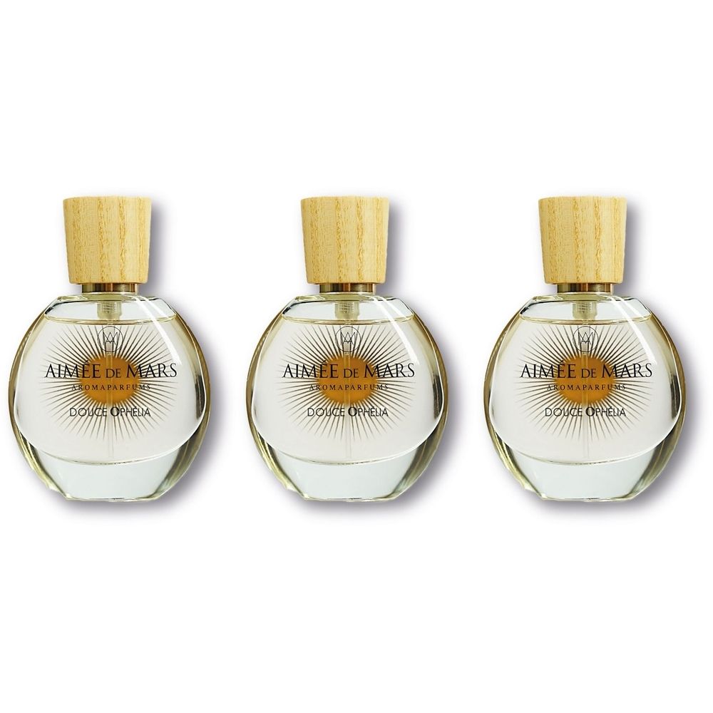 Drei runde Glasflakons mit Holzdeckel. Auf den Etiketten steht "AIMEE DE MARS Aromaparfum Douce Ophélia".