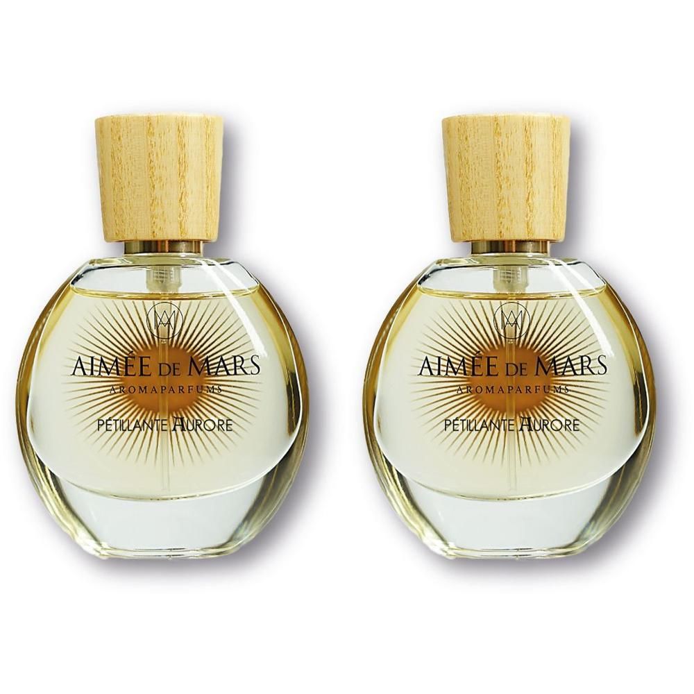Deux flacons avec vaporisateur doré et bouchon en bois, remplis de parfum clair.