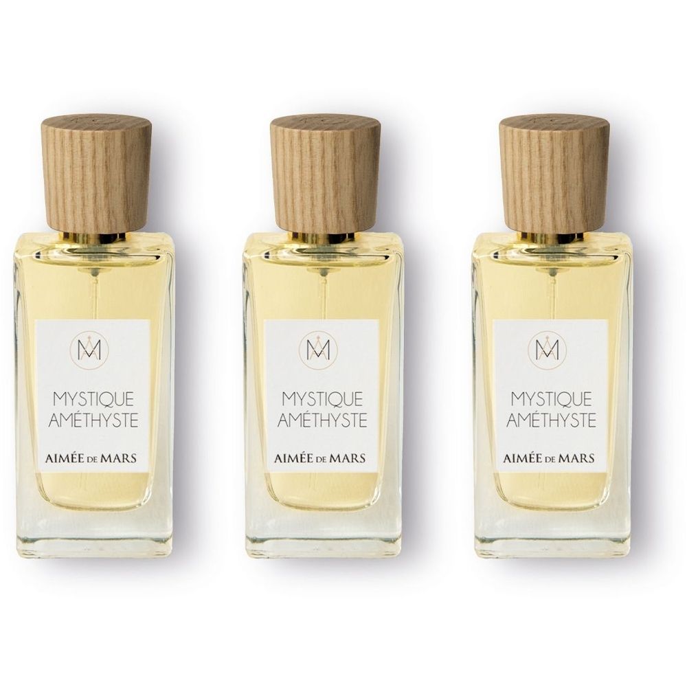Drei rechteckige Flakons mit Holzdeckel. Auf Etiketten: MYSTIQUE AMETHYSTE, AIMÉE DE MARS. Logo: Buchstabe M.