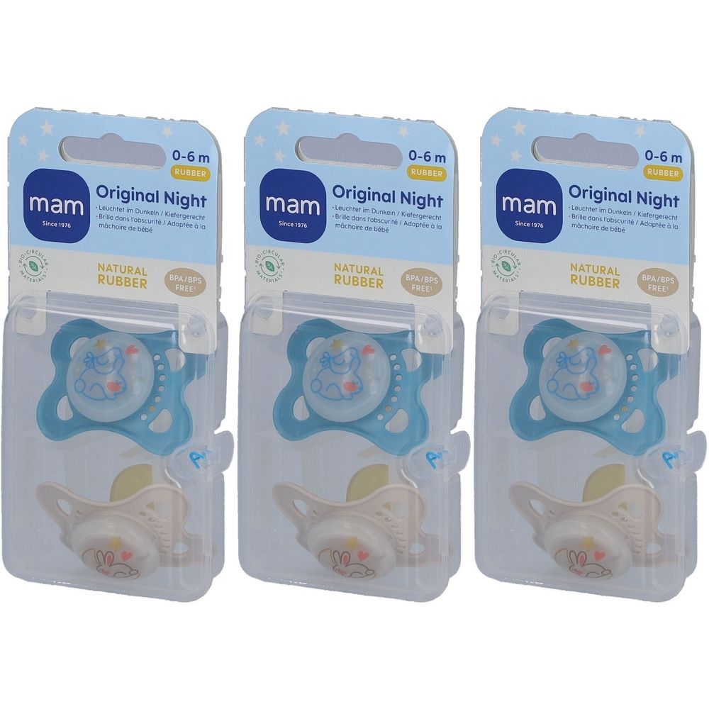 Drei MAM Original Night Schnuller in Verpackung. Blaue und beige Schnuller, 0-6 Monate. Aufschrift: NATURAL RUBBER, BPA/BPS FREE.