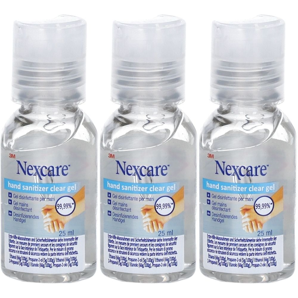 Trois flacons de désinfectant pour les mains Nexcare. Liquide clair dans des flacons transparents avec des bouchons blancs. Étiquette avec informations.
