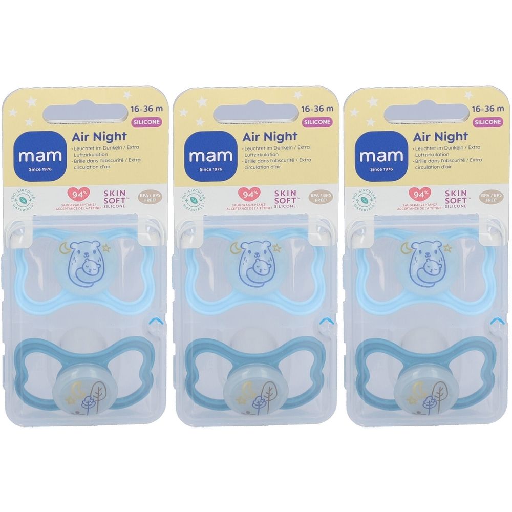 Drei MAM® Air Night Schnuller in Blisterverpackung. Hellblaue Schnuller mit hellblauem Halter. Verpackung mit Produktnamen und Altersangabe.