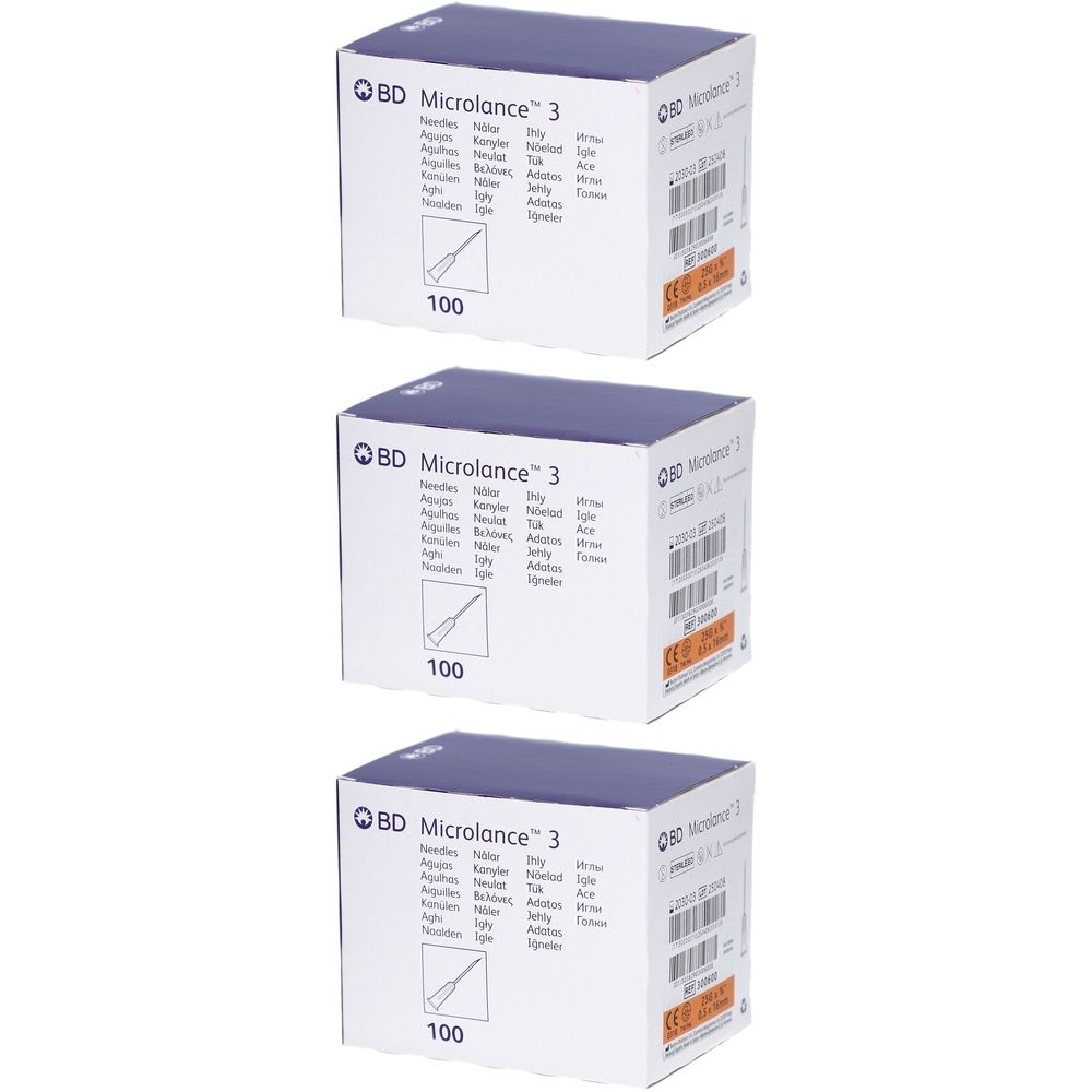 Drei weiße Kartons mit blauen Deckeln. Aufdruck: BD Microlance 3, Nadeln, 100 Stück. Seitlich Etikett mit Produktinformationen.