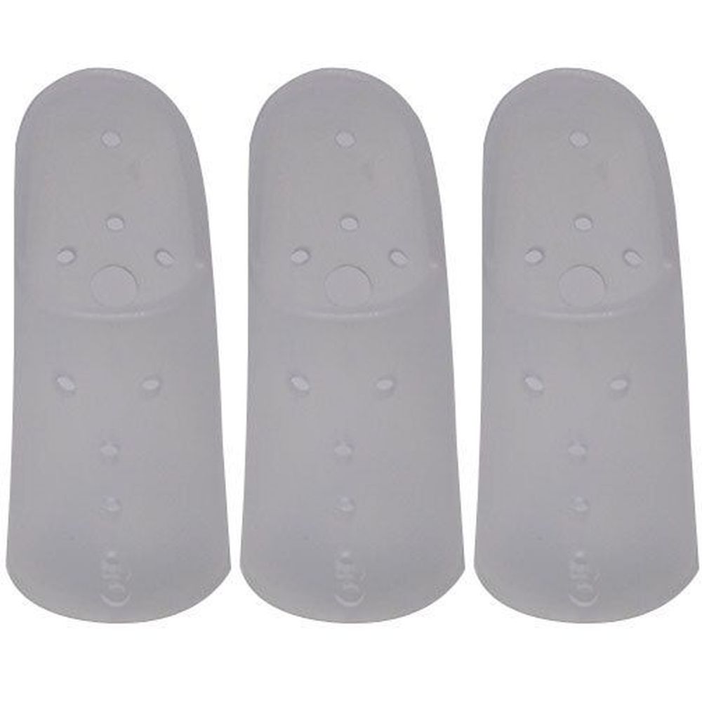 Drei transparente Fingerschutzkappen mit Perforationen. Die Kappen sind zylindrisch mit abgerundeten Spitzen.