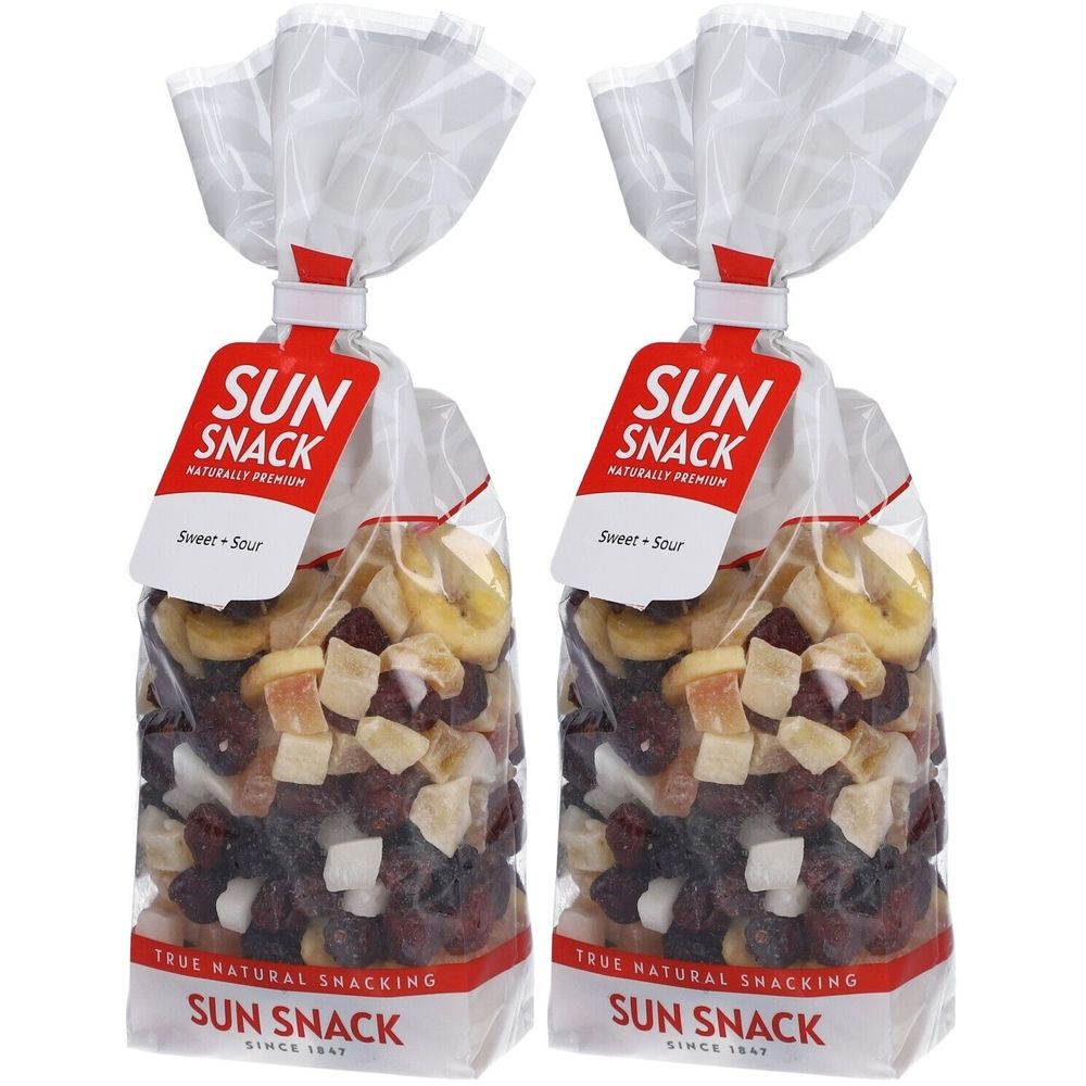 Zwei transparente Beutel mit getrockneten Früchten. Rote Etiketten mit "SUN SNACK" und "Sweet + Sour".