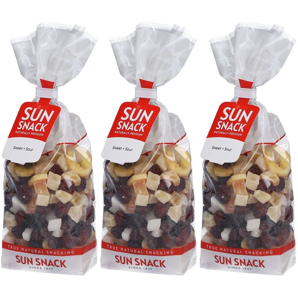 Drei transparente Beutel mit getrockneten Früchten. Rote Anhänger mit dem Schriftzug SUN SNACK. Aufschrift: Sweet + Sour.