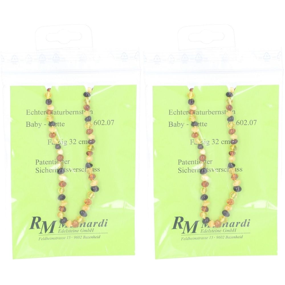 Zwei Babyketten aus Naturbernstein in Plastikverpackung. Jede Kette ist 32 cm lang und hat einen Sicherheitsverschluss. Auf der Verpackung steht "RM Mainardi".