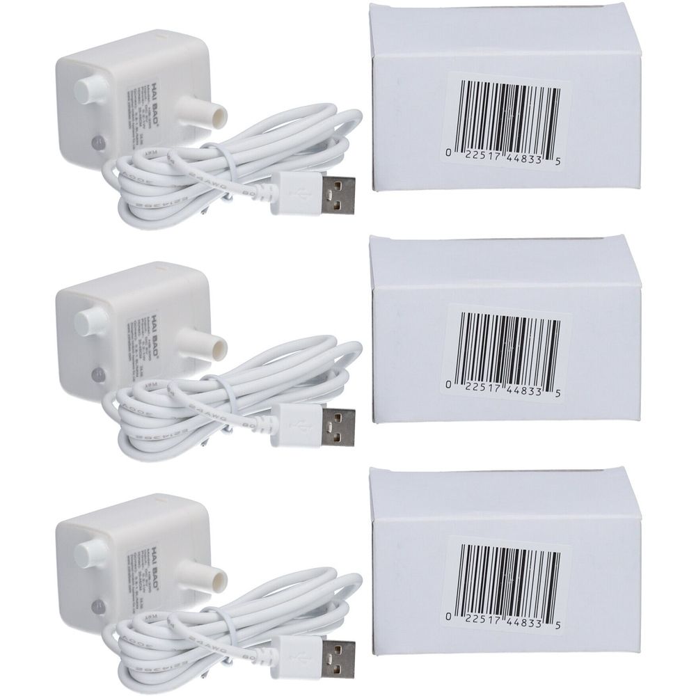 Drei weiße Pumpen mit Kabel und USB-Anschluss, neben drei weißen Kartons mit Barcode.