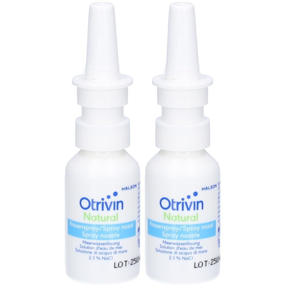 Zwei weiße Flaschen mit Nasenspray. Aufschrift: Otrivin Natural, Meerwasserlösung. Blaue und grüne Schrift.