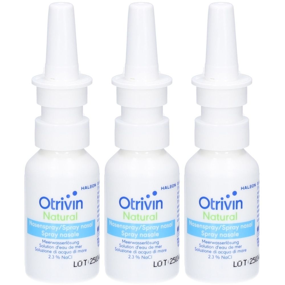Drei weiße Flaschen mit Sprühaufsatz. Aufschrift: Otrivin Natural Nasenspray. Meerwasserlösung. 2,3% NaCl.