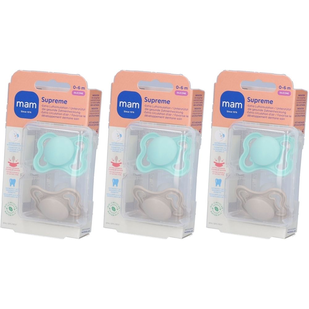 Drei Packungen Schnuller. Jede Packung enthält zwei Schnuller in verschiedenen Farben. Verpackung mit Produktnamen und Altersangabe.