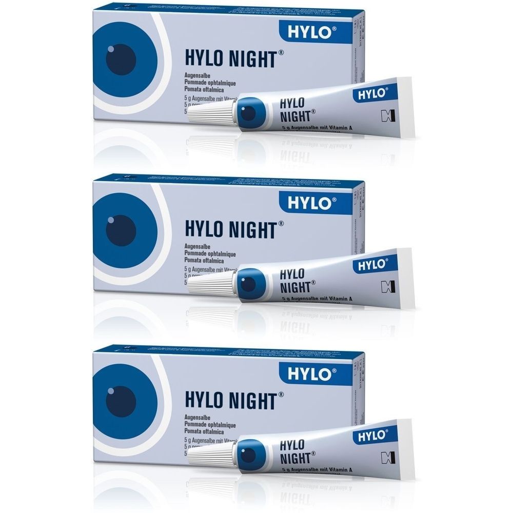 Drei Packungen und Tuben HYLO NIGHT Augensalbe. Weiße Tuben mit blauem Verschluss. Kartons mit blauem Augendesign und Produktnamen.