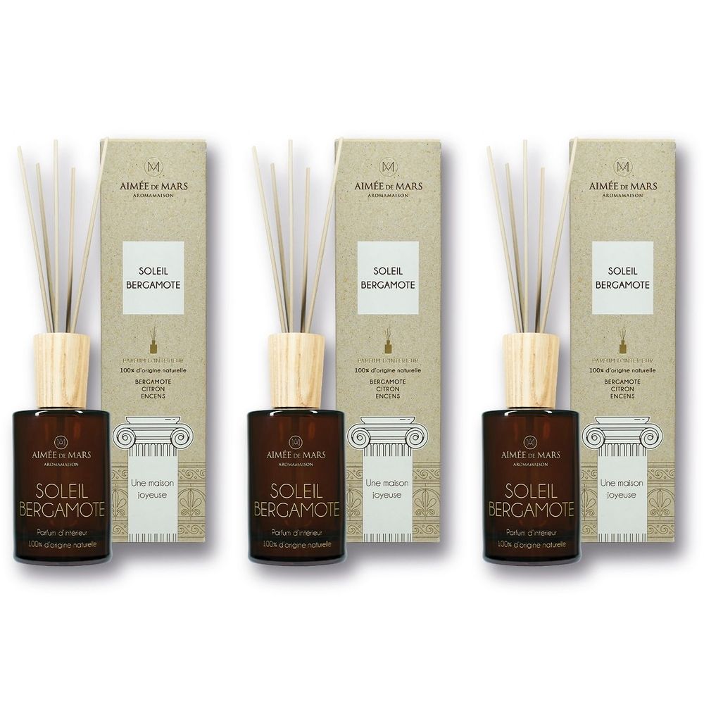 Trois flacons avec bouchons en bois et bâtonnets, dans des boîtes. Inscription : SOLEIL BERGAMOTE. Marque AIMÉE DE MARS.