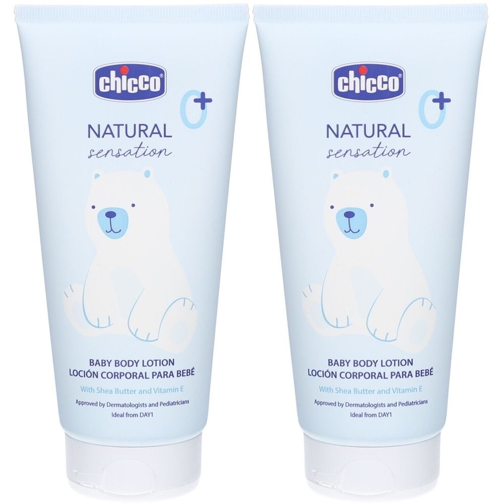 Zwei Tuben Baby-Körpermilch. Hellblaue Verpackung mit Eisbär-Illustration. Marke: Chicco. Text: Natural Sensation, Baby Body Lotion.