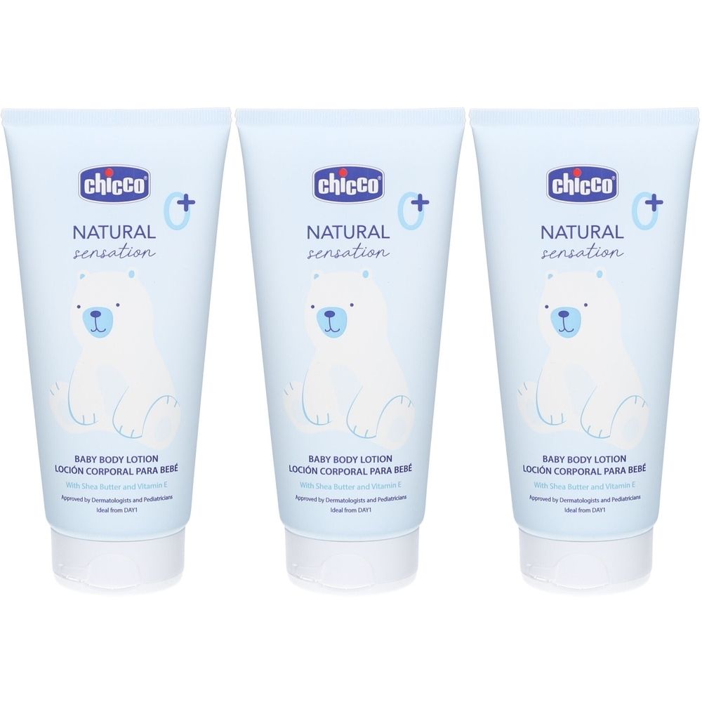Drei Tuben Baby-Körperlotion. Hellblaue Verpackung mit Eisbär-Illustration. Text: "chicco", "Natural Sensation", "Baby Body Lotion".