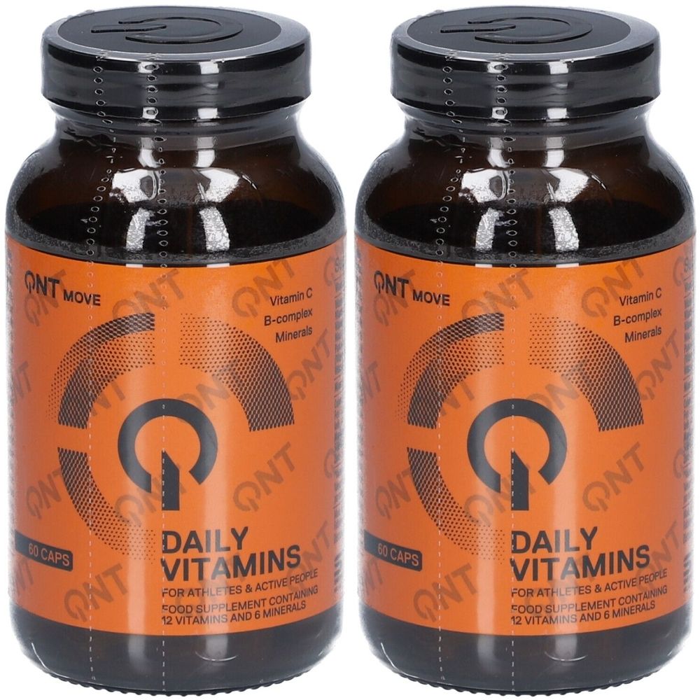 Zwei braune Flaschen mit schwarzen Deckeln. Aufschrift: QNT Move Daily Vitamins. Enthält 12 Vitamine und 6 Mineralien. 60 Kapseln.