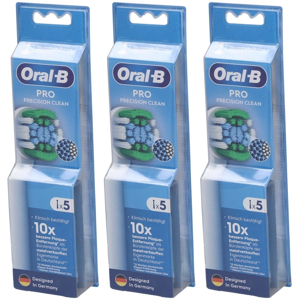 Drei Packungen Oral-B Pro Precision Clean Zahnbürstenköpfe. Jede Packung enthält einen Bürstenkopf. Blaue und grüne Borsten sind sichtbar.