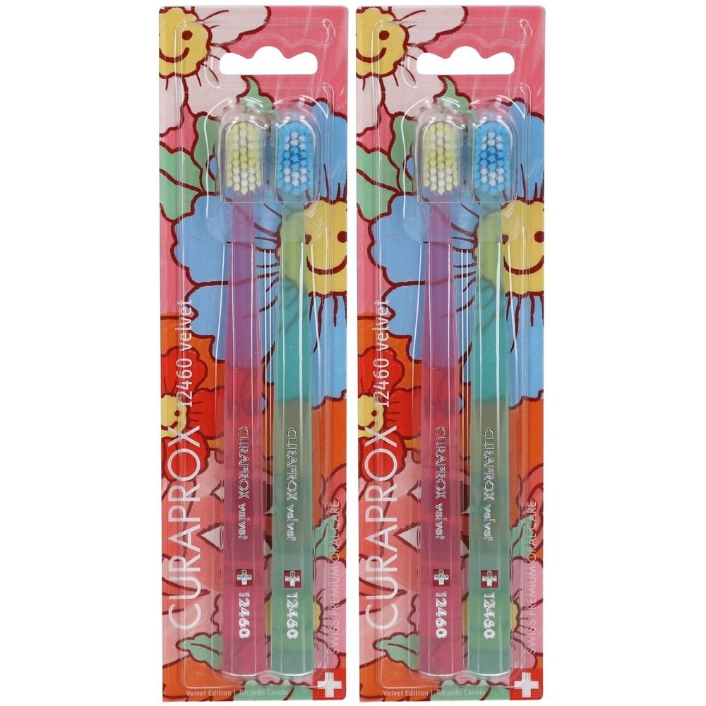 Deux brosses à dents en blister. Manches vertes, rouges et bleues. Inscription : CURAPROX, 12460 velvet. Emballage à motifs floraux.