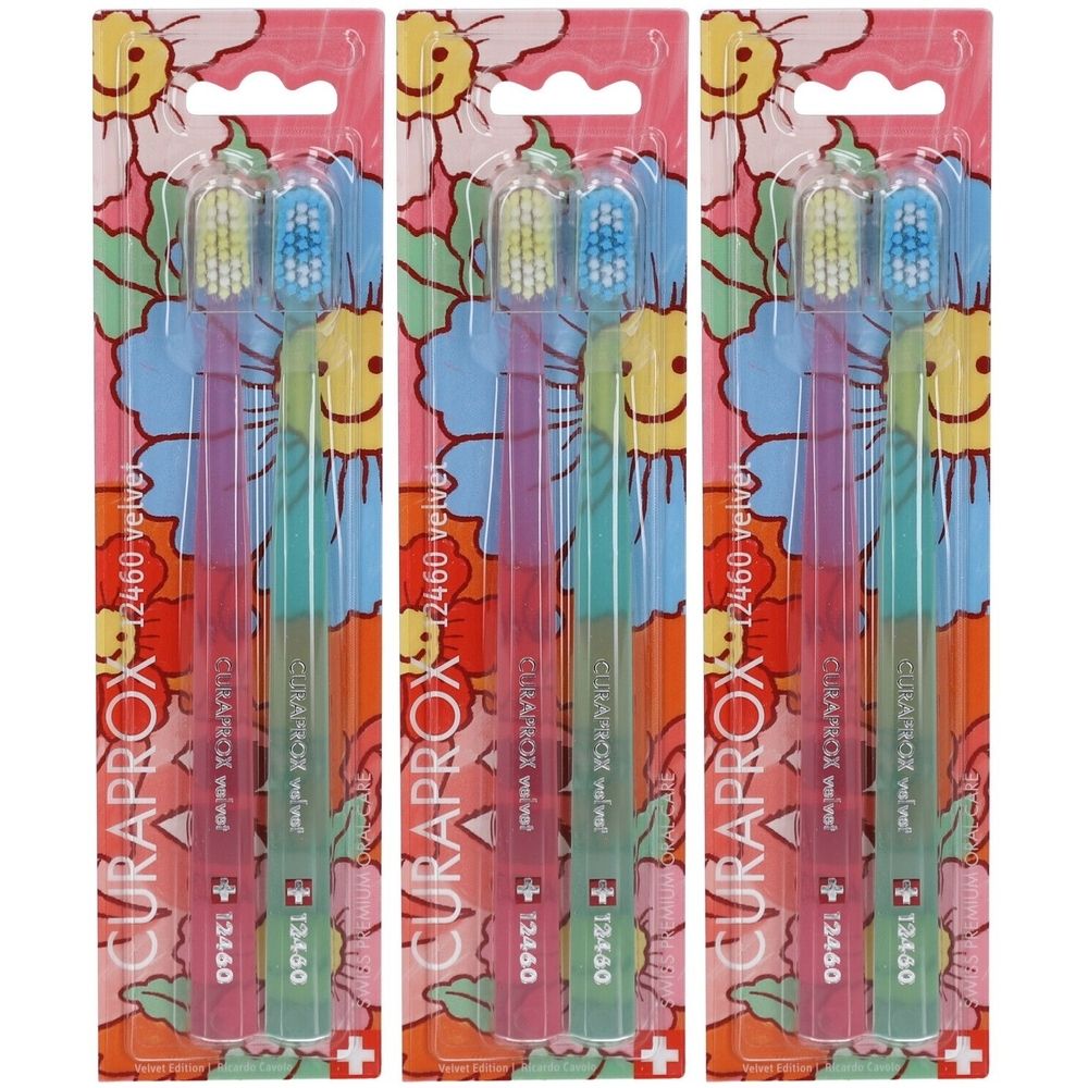 Trois brosses à dents emballées. Manches roses, vertes et turquoise. Soies jaunes et bleues. Marque : CURAPROX, modèle : 12460 velvet.