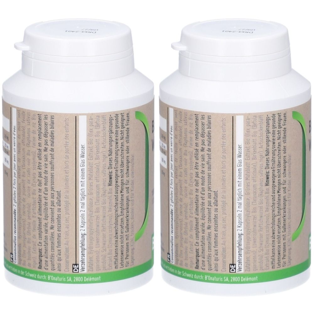 Zwei weiße Flaschen mit Schraubverschluss. Etiketten mit Text in mehreren Sprachen. Grüne und braune Farbgebung.