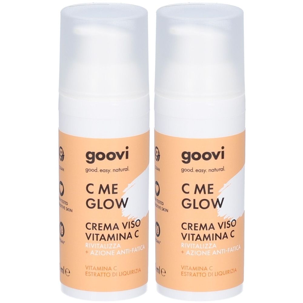 Zwei weiße Flaschen mit orangefarbenen Etiketten. Aufschrift: goovi, C ME GLOW, CREMA VISO VITAMINA C. Mit Deckel.
