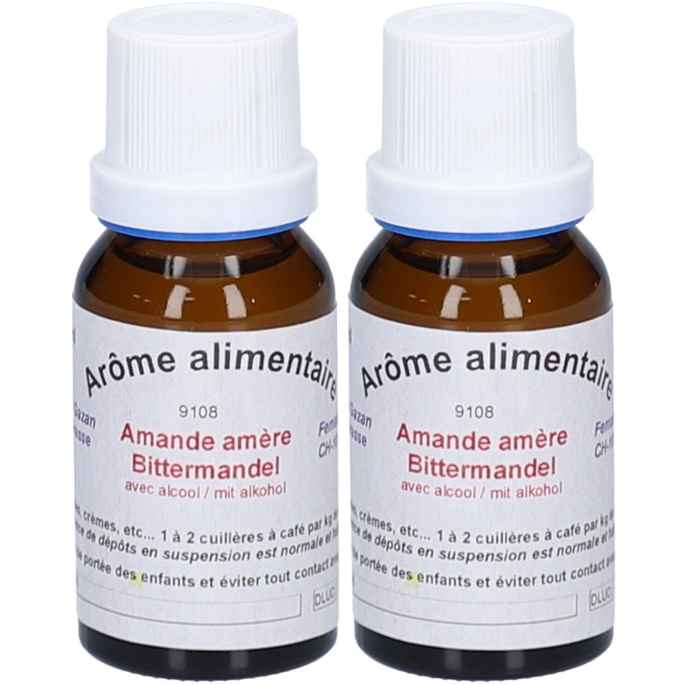 Zwei braune Glasflaschen mit weißem Deckel. Auf den Etiketten steht "Arôme alimentaire", "Amande amère Bittermandel" und "avec alcool/mit alkohol".