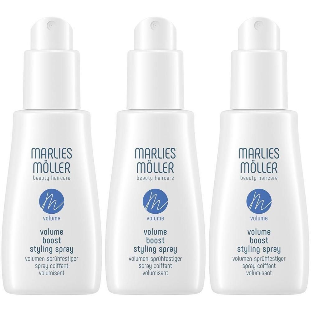 Trois flacons vaporisateurs blancs. Inscription: Marlies Möller beauty haircare, Volume Boost Styling Spray. Cercle bleu avec 'm'.