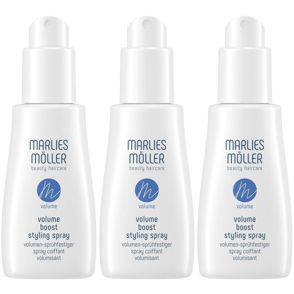 Drei weiße Sprühflaschen mit weißem Deckel. Aufschrift: Marlies Möller, Volume Boost Styling Spray. Blaue Grafik.