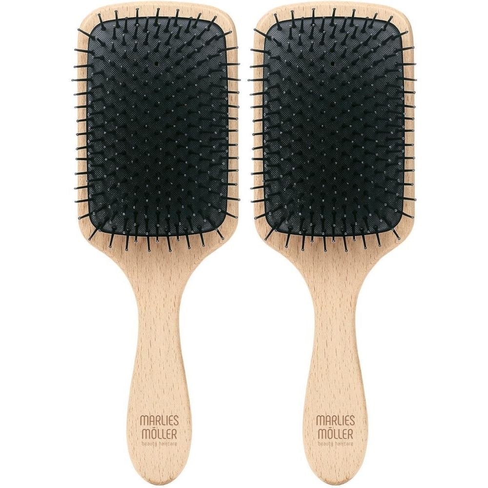 Deux brosses à cheveux rectangulaires avec manche en bois. Soies noires sur fond brun clair. "Marlies Möller" est inscrit sur le manche.