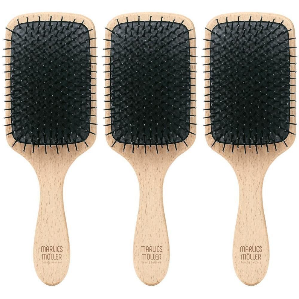 Trois brosses à cheveux rectangulaires avec manche en bois. Soies noires. Marque Marlies Möller.