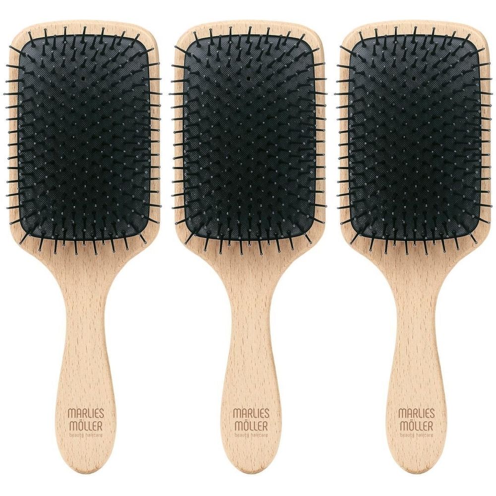 Drei rechteckige Haarbürsten mit Holzgriff und schwarzen Borsten. Auf dem Griff steht Marlies Möller.