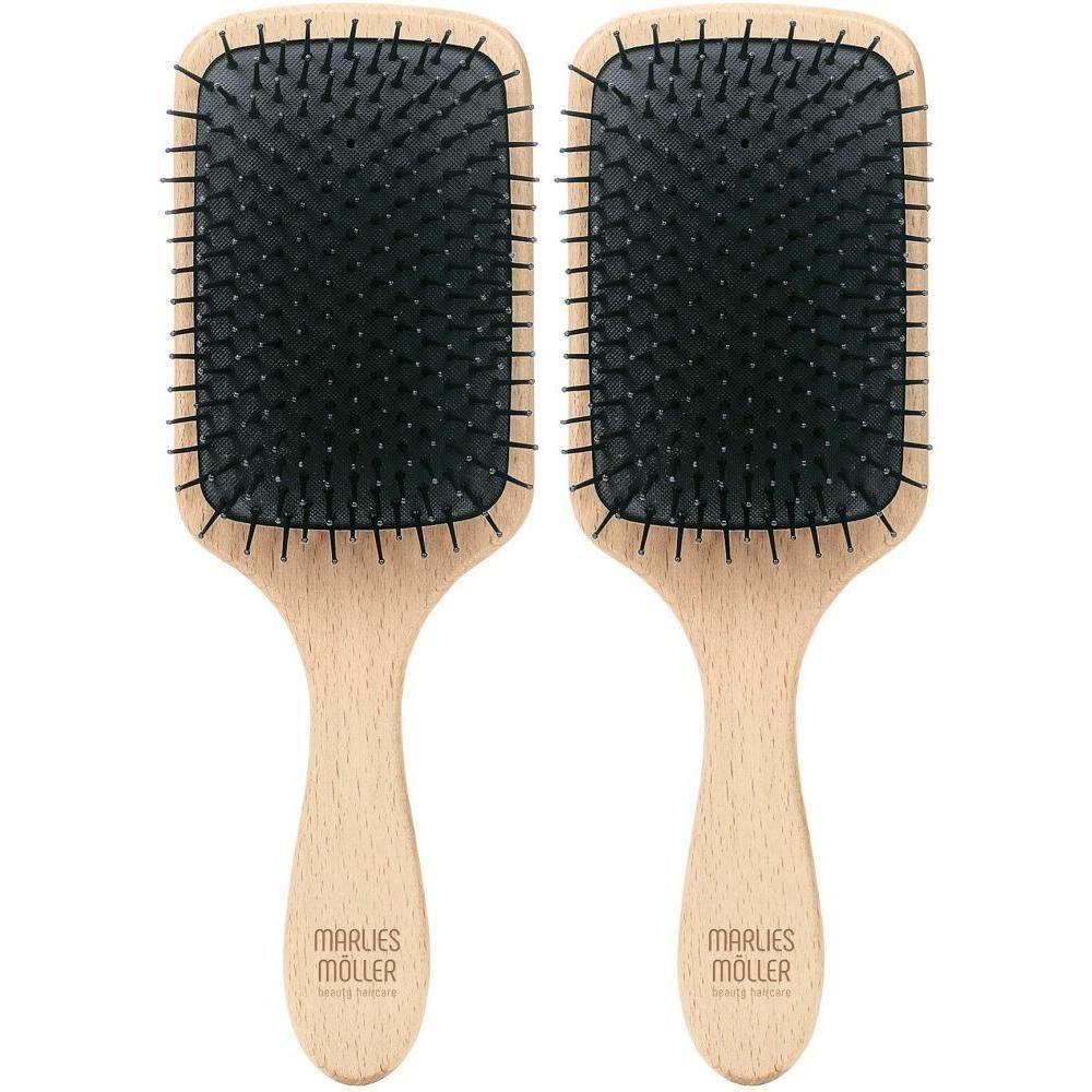 Deux brosses à cheveux rectangulaires avec manche en bois. Soies noires sur coussin brun clair. Logo Marlies Möller en bas.