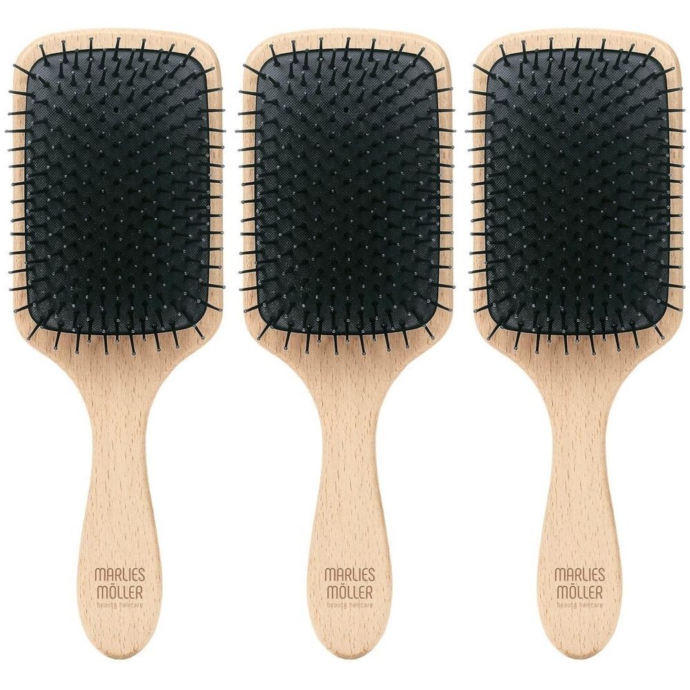 Drei rechteckige Haarbürsten mit Holzgriff. Schwarze Borsten auf hellbraunem Untergrund. Marke Marlies Möller.