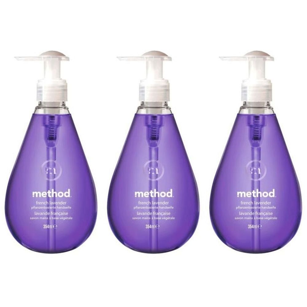 Trois flacons de savon liquide avec pompe. Liquide violet dans des contenants transparents en forme de goutte. Inscription : Method, French Lavender.
