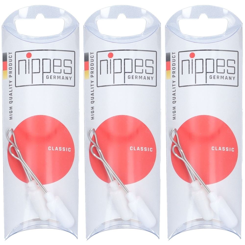 Trois emballages d'outils de nettoyage des oreilles. Chaque emballage contient deux cure-oreilles en métal avec des pointes blanches. Inscription : nippes, CLASSIC.