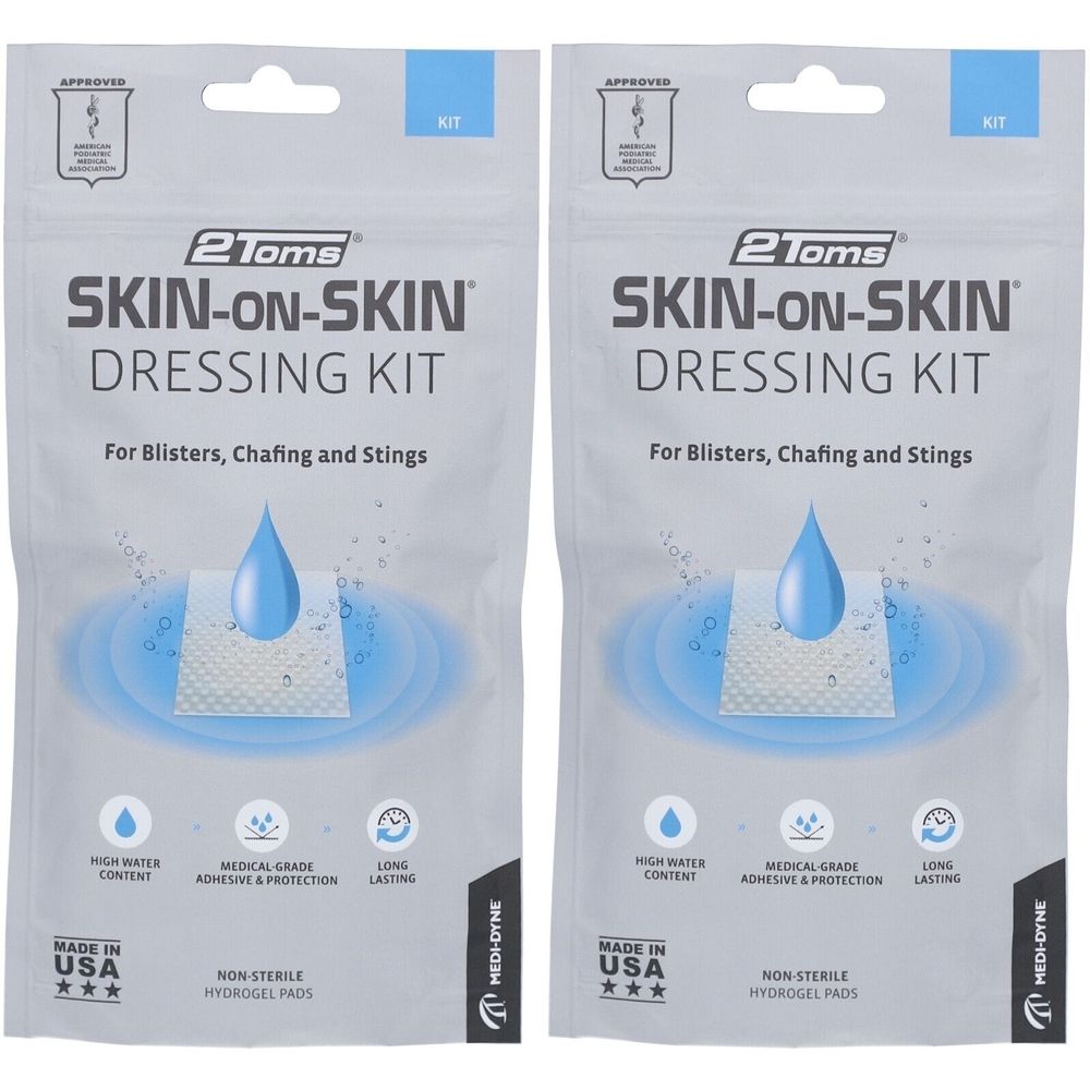 Zwei Beutel mit Skin-on-Skin Dressing Kit. Aufschrift: Für Blasen, Scheuern und Stiche. Enthält Hydrogel-Pads. Hergestellt in den USA.
