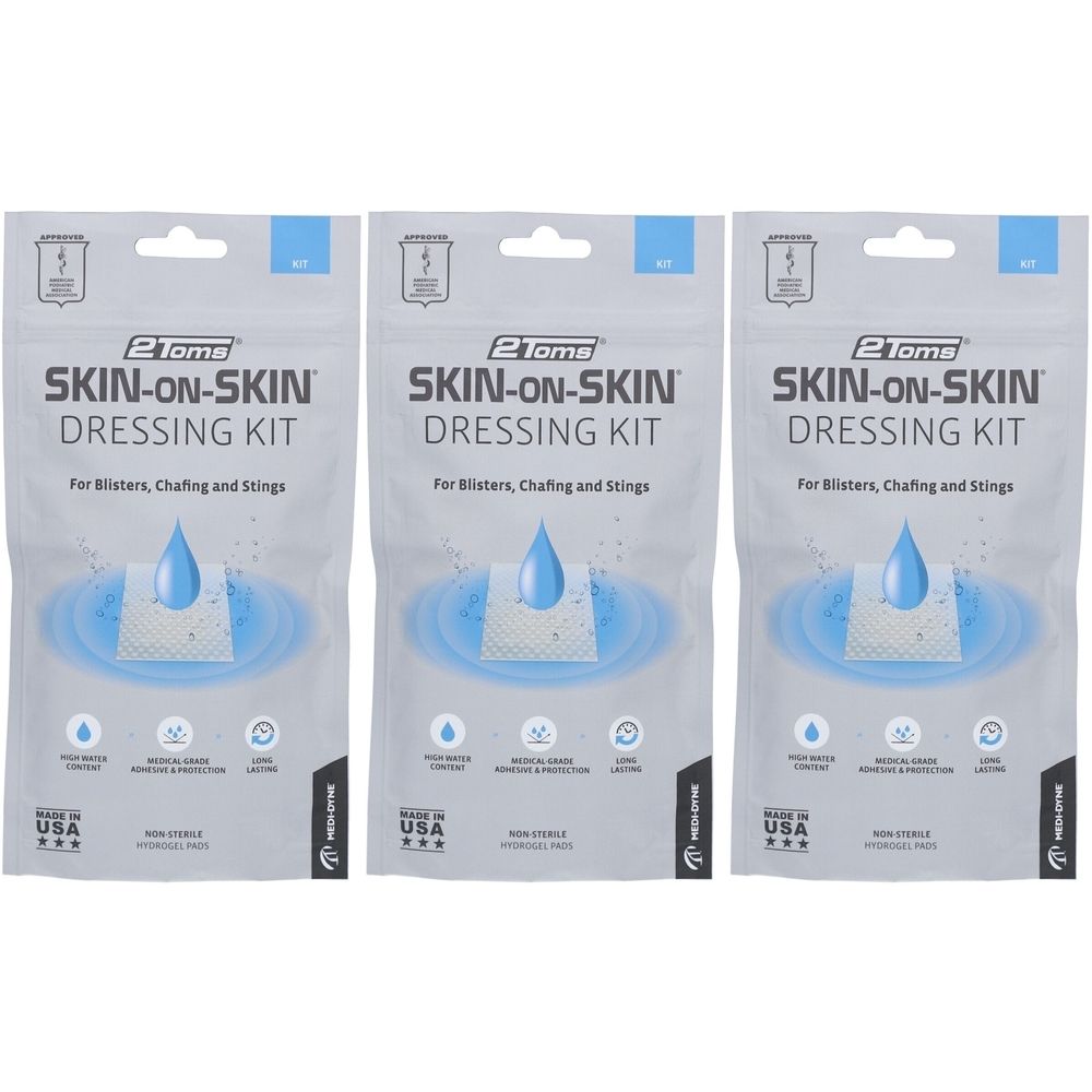 Drei Beutel mit 2Toms Skin-on-Skin Dressing Kit. Aufschrift: Für Blasen, Scheuern und Stiche. Nicht steril.