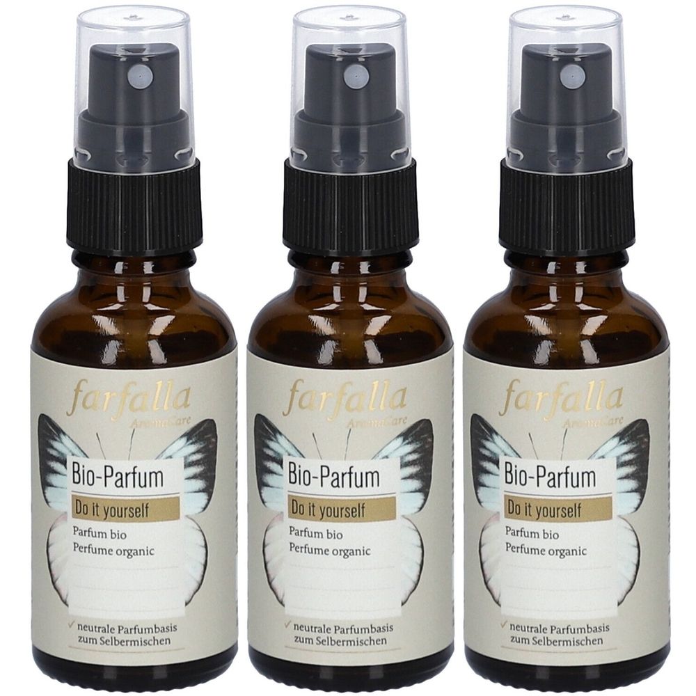 Trois flacons en verre brun avec vaporisateur. Inscription : Bio-Parfum, Do it yourself, Parfum bio, Perfume organic. Marque : farfalla.