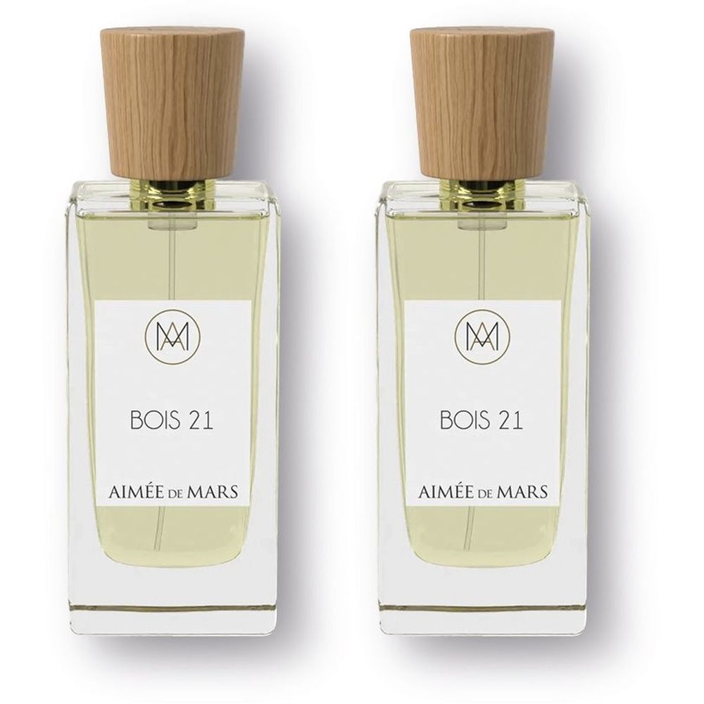 Deux flacons de parfum rectangulaires avec bouchons en bois. Étiquettes avec "BOIS 21" et "AIMÉE DE MARS".