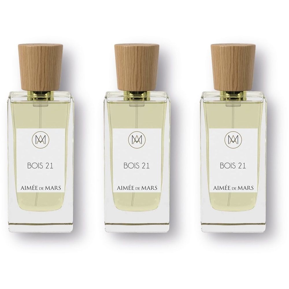 Trois flacons de parfum avec bouchons en bois. Les étiquettes indiquent "BOIS 21" et "AIMÉE DE MARS".