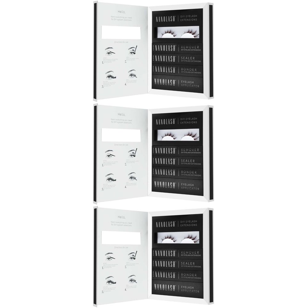 Drei offene Verpackungen mit Wimpernverlängerungen. Jede Packung enthält Wimpern, Remover, Sealer, Bonder und Applikator.