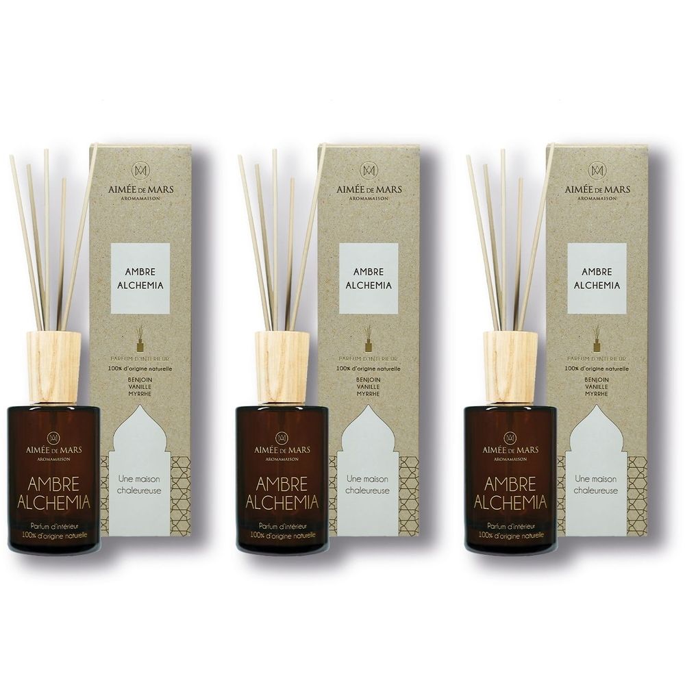 Drei Raumduftstäbchen mit braunen Flaschen, Holzdeckeln und Stäbchen. Kartonverpackung mit Produktnamen und Logo.