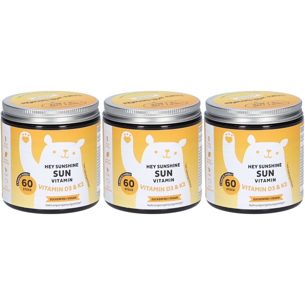 Drei Dosen mit gelbem Etikett. Aufschrift: Hey Sunshine, Sun Vitamin, 60 Stück, Vitamin D3 & K2. Abbildung eines Bären.