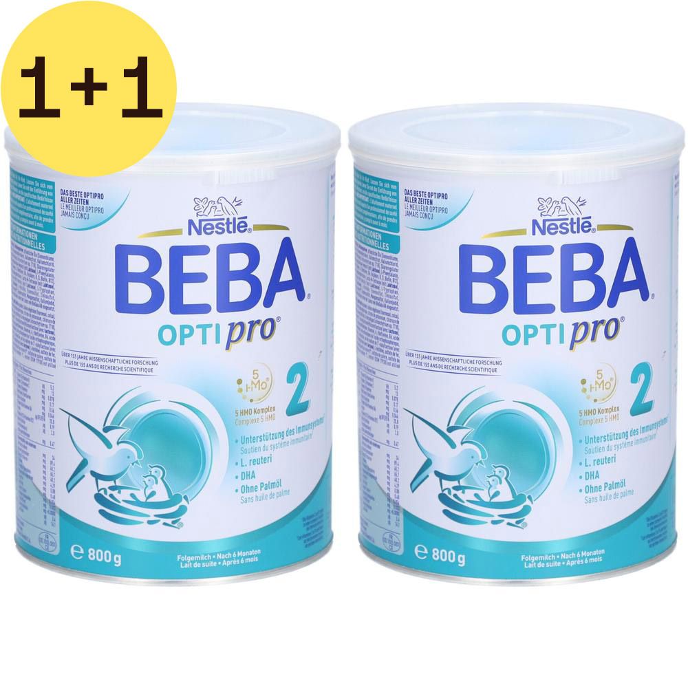 Zwei Dosen Babynahrung. Aufschrift: BEBA OPTIpro 2. Nestlé-Logo. Blaue und weiße Verpackung. Inhalt: 800g.