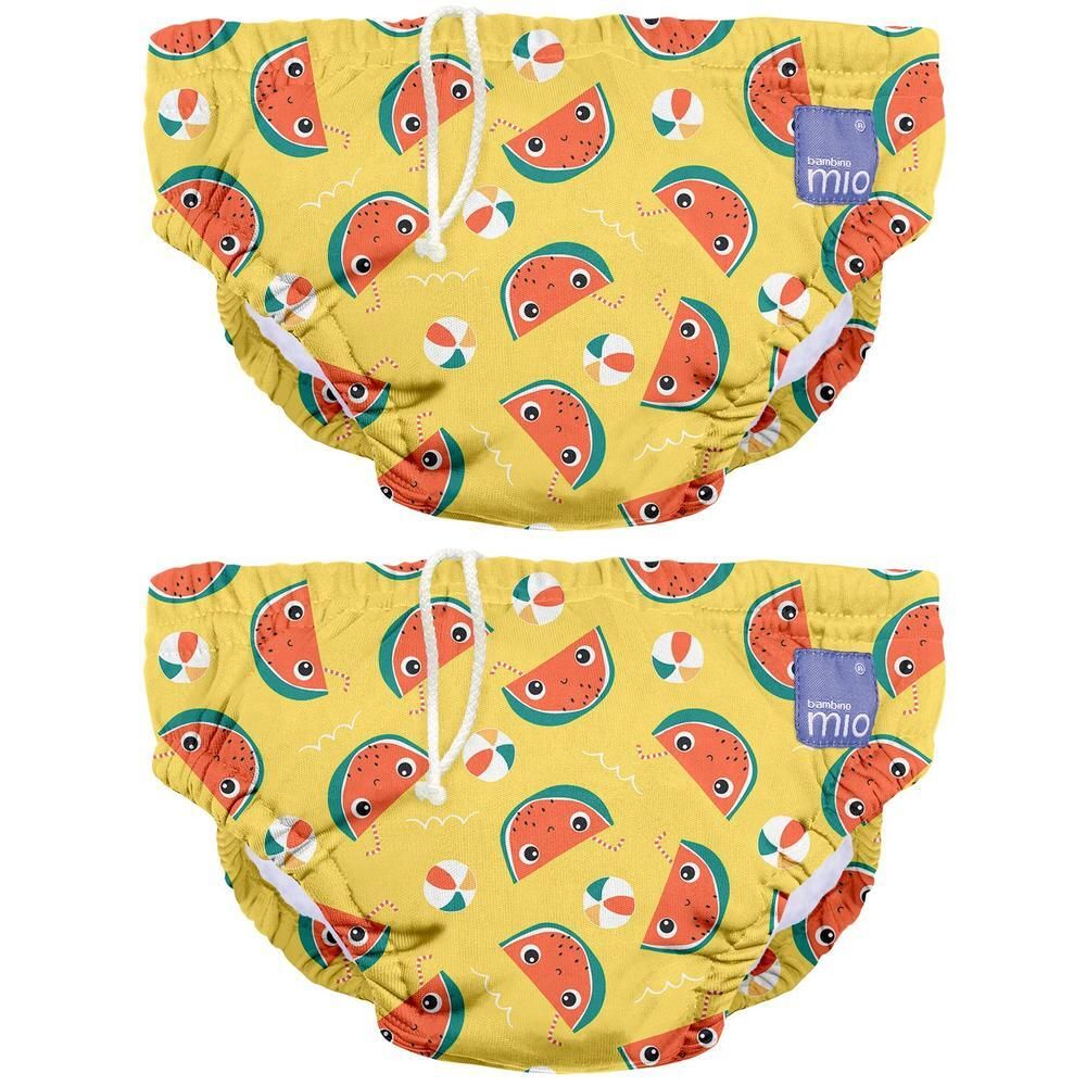 Zwei gelbe Schwimmwindeln mit Wassermelonen-Muster. Mit Kordelzug und Logo-Etikett.