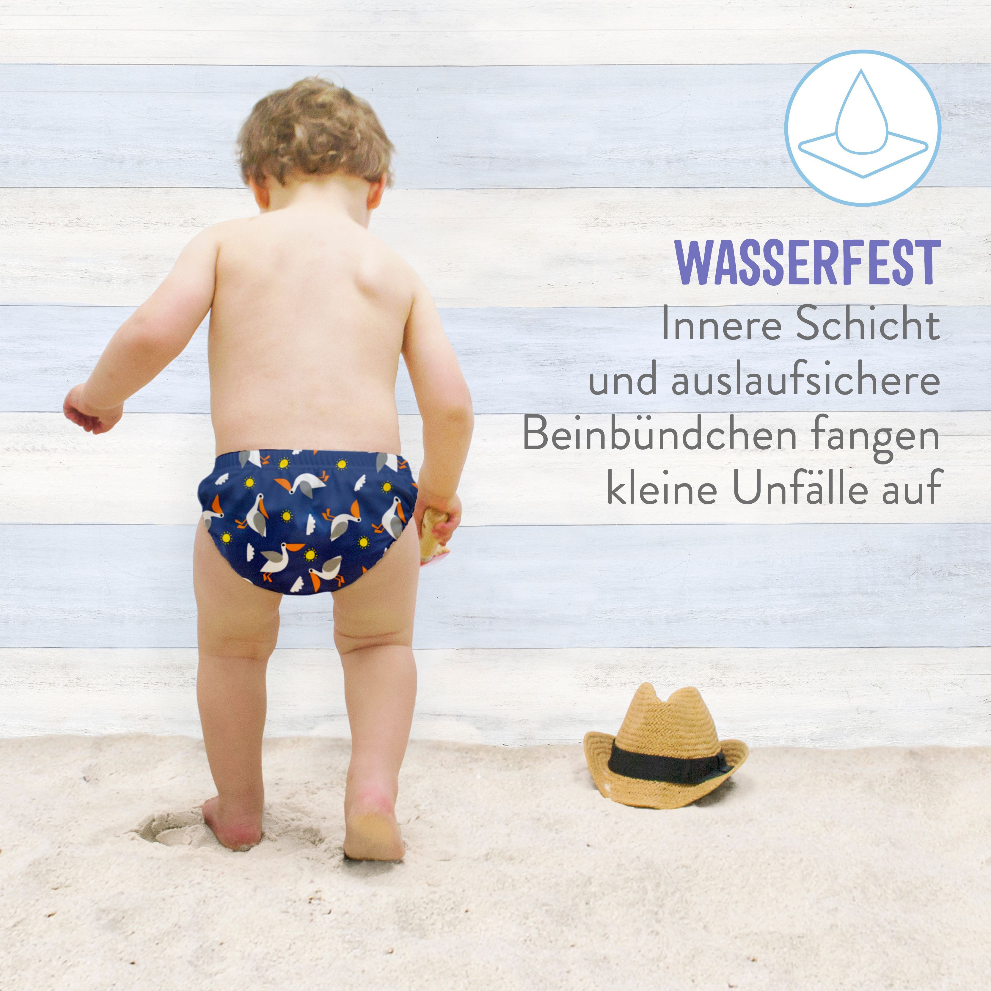 Kind mit Schwimmwindel am Strand. Text: WASSERFEST, innere Schicht und auslaufsichere Beinbündchen.