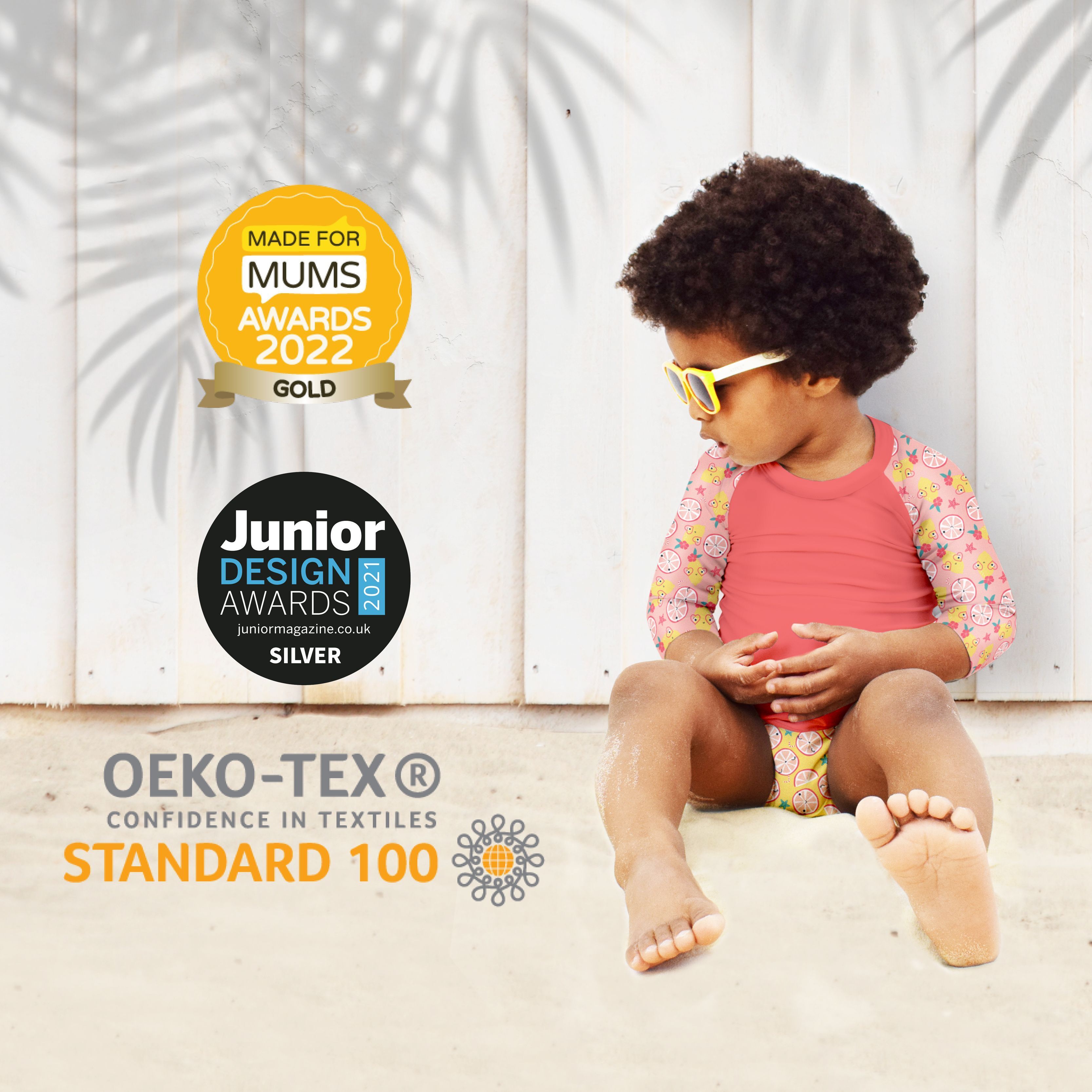 Kind mit Sonnenbrille und Badekleidung. Gold- und Silber-Auszeichnungen. Text: OEKO-TEX® STANDARD 100.