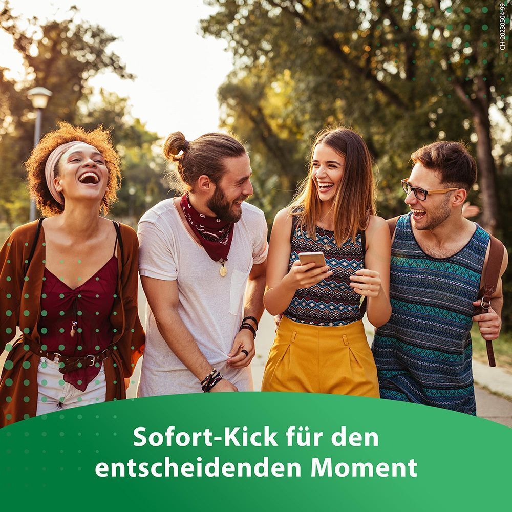 Vier lachende Menschen im Freien. Text: Sofort-Kick für den entscheidenden Moment.