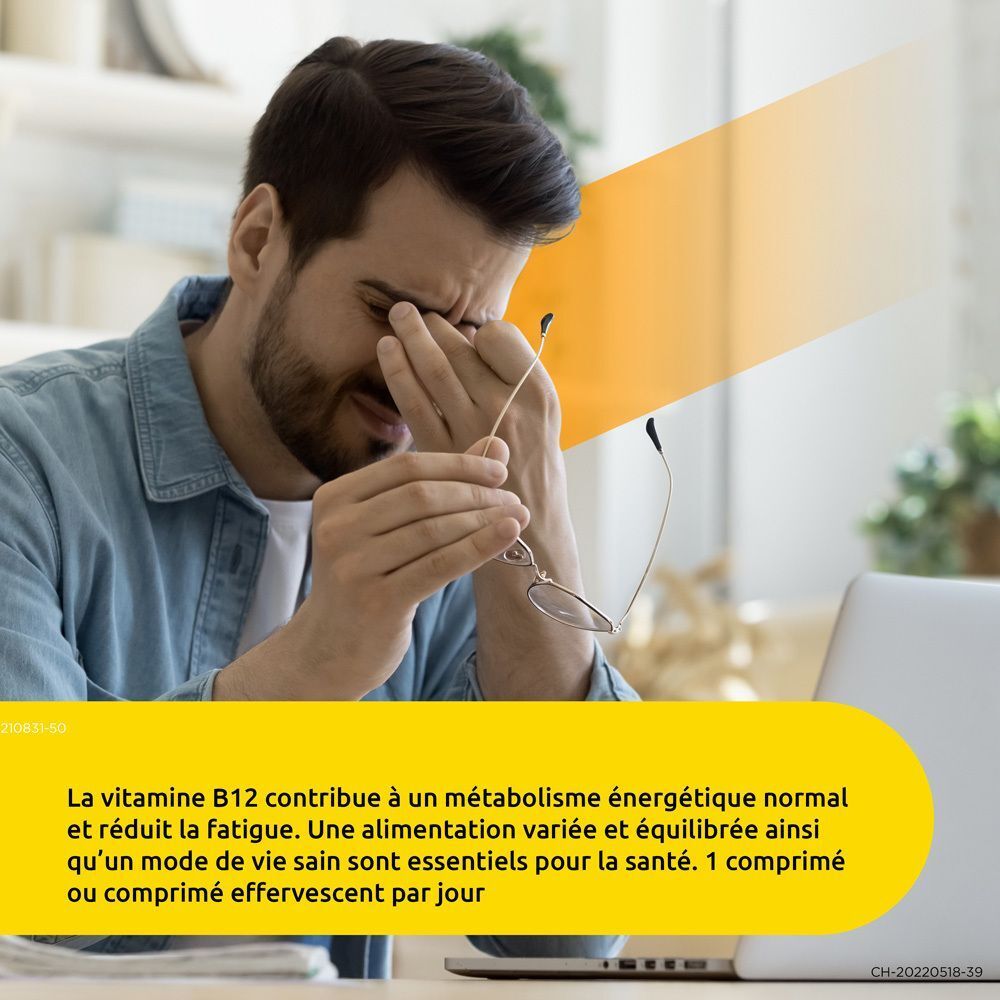 Homme se tient les yeux. Texte: La vitamine B12 contribue à un métabolisme énergétique normal et réduit la fatigue. 1 comprimé effervescent par jour.